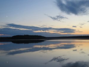 Dämmerung am Stechlinsee und Spiegelung des Himmels im Wasser