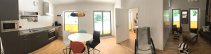 Ansicht von Wohnzimmer und Küche im Yogahaus