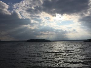 Sonne bricht durch Wolken über dem Stechlinsee