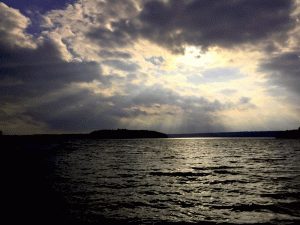 Sonne bricht durch Wolken über dem Stechlinsee