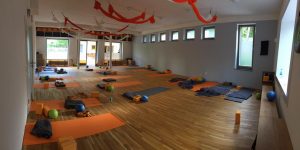 Yoga-Raum mit Yoga-Utensilien