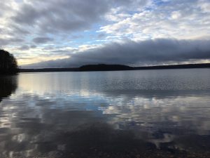Kontrastreiche Sicht auf den Stechlinsee durch Spiel aus Sonne und Wolken