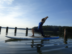 Angela macht Yoga auf einem SUP