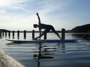 Angela im Trikonasana auf dem SUP