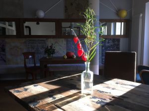 Tischdeko im Essensraum im Yogahaus