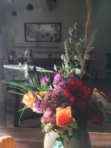 frische Blumen auf dem Tisch