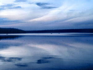 Abendstimmung mit Fischerbooten am Stechlinsee