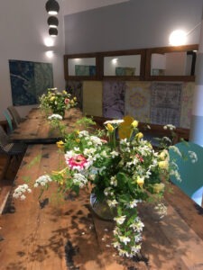 Blumendekoration im Essraum